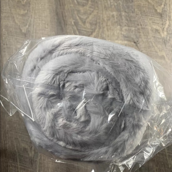 UnHide Lil' Marshmallow Silver Faux Fur Blanket - Picture 8 of 11
